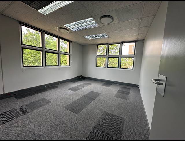 5,800M² OFFICE FOR SALE IN SUNNINGHILL